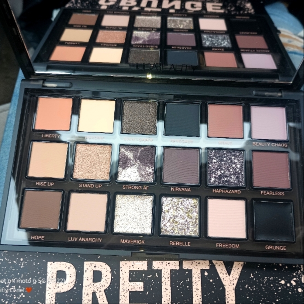 Pretty grunge eyeshadow palette by Huda Beauty